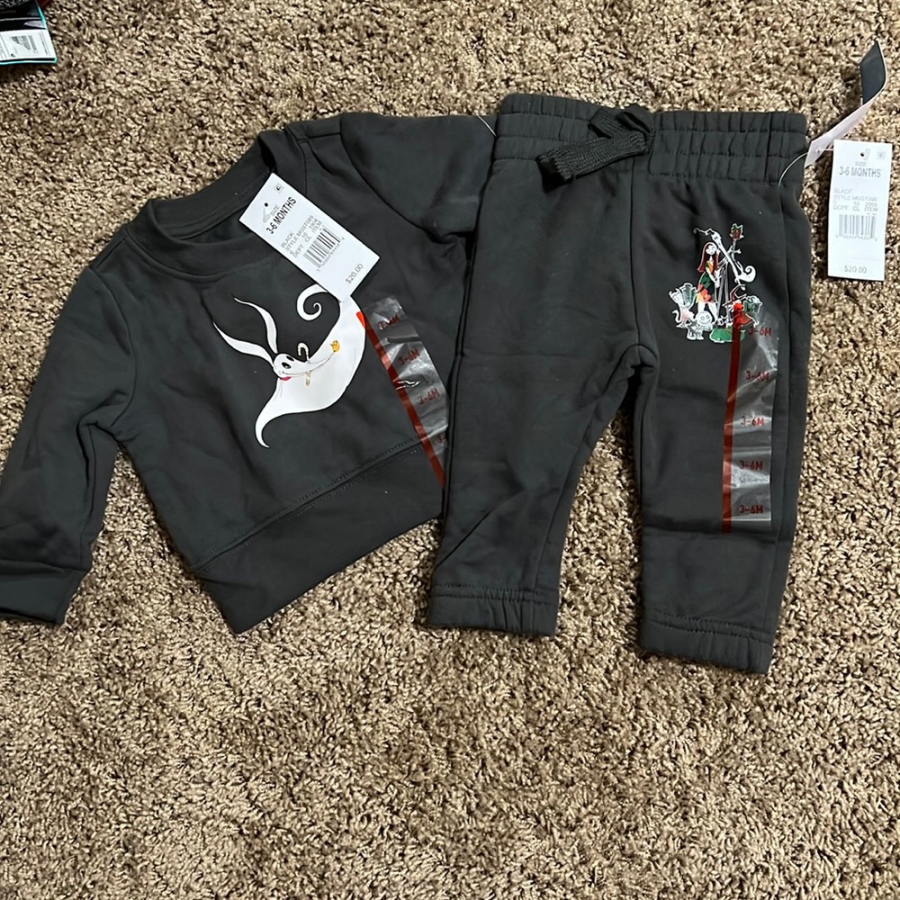 New Disney Baby 3-6 mo Nightmare Before Christmas
Sweatshirt/Sweatpants.